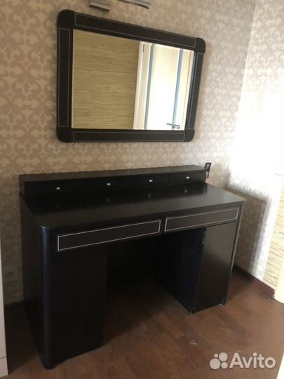 Туалетный столик с зеркалом и пуфом