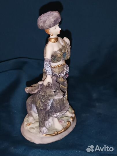 Статуэтка дама с собачкой