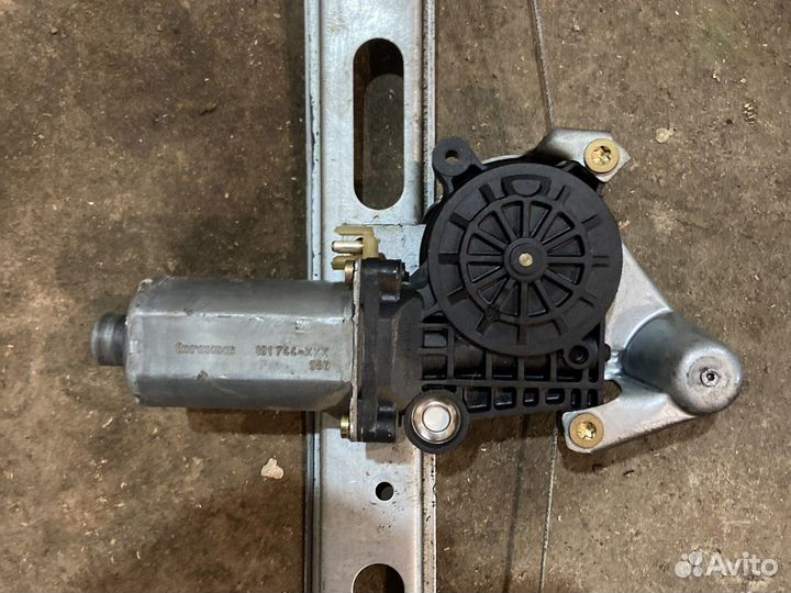 Стеклоподъёмник передний правый Mercedes W168