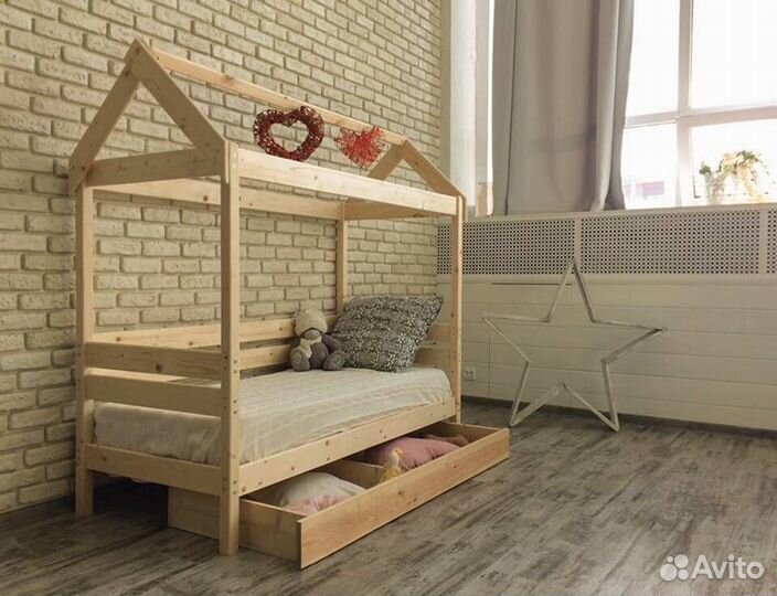 Кровать домик натуральный массив
