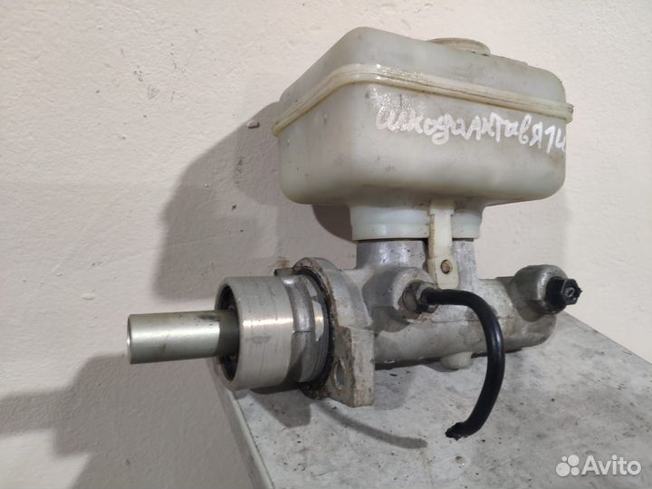 Главный тормозной цилиндр Skoda Octavia 1 (A4)