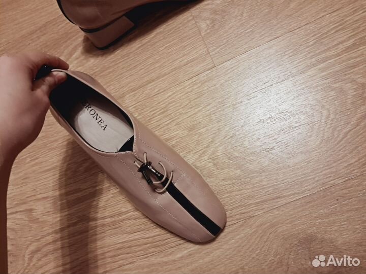 Туфли на низком каблуке женские