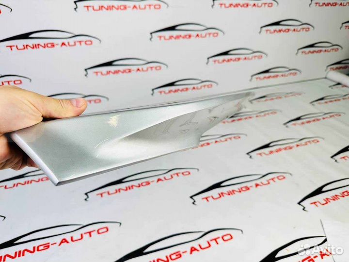 Спойлер под стекло Toyota Land Cruiser 200