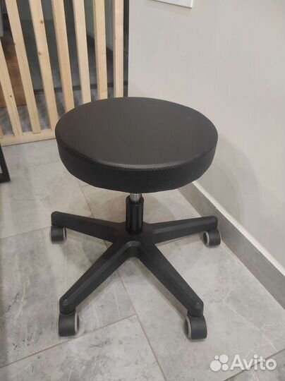 Стул мастера на колесах