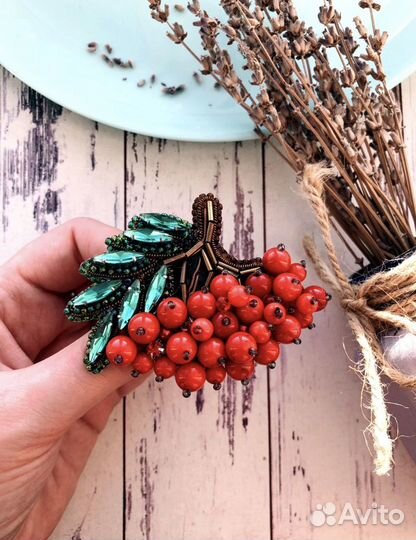 Брошь ручной работы из бисера