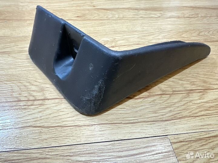 Брызговик Hyundai Solaris 2 задний правый