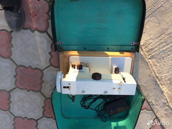Швейная машинка с электроприводом