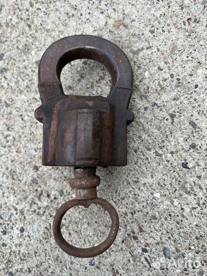 Навесной замок старинный