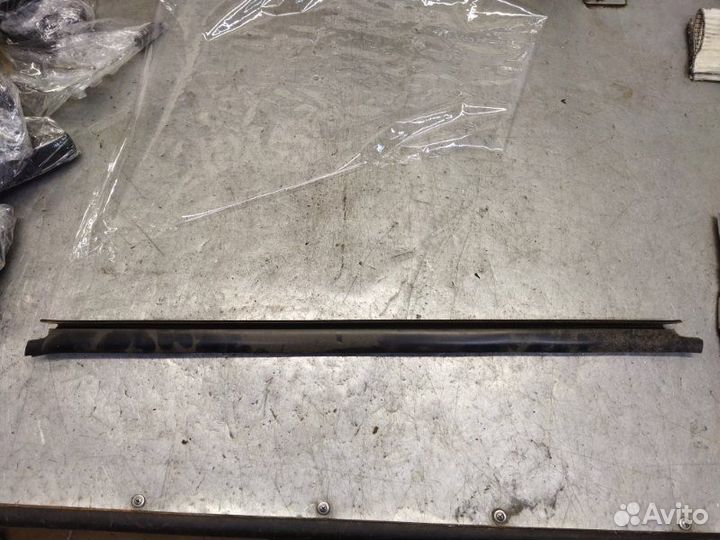 Накладка стекла задняя правая Renault Duster