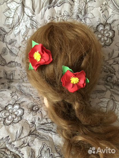 Из фоамирана. можно сделать как на резинку, заколк