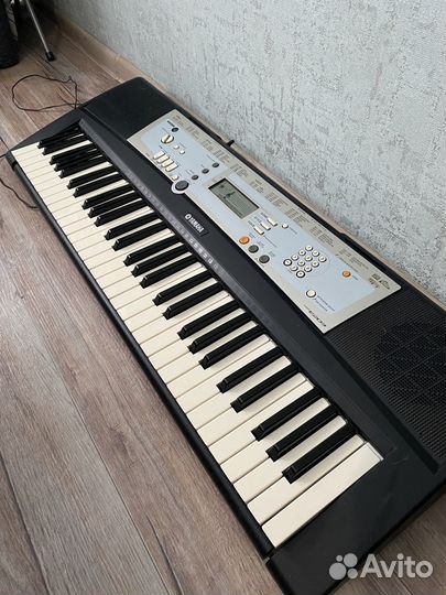 Синтезатор Yamaha psr e203