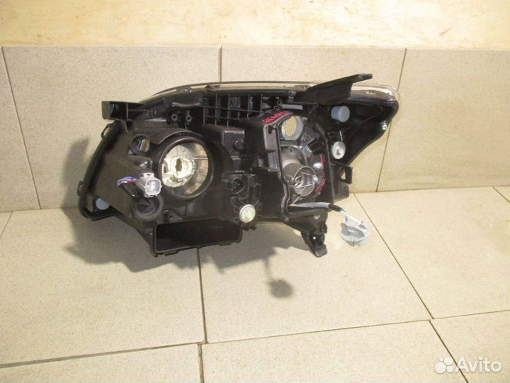 Фара правая Toyota Avensis 2 (T250)