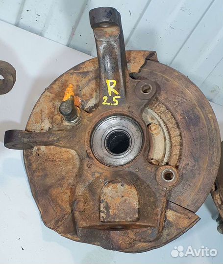 Поворотный кулак Mitsubishi Pajero II