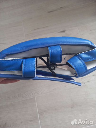 Шлем и боксёрские перчатки