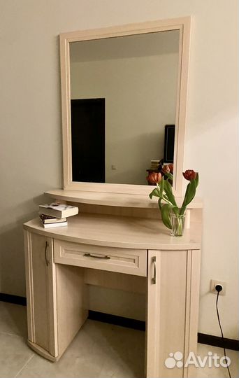 Комод с зеркалом