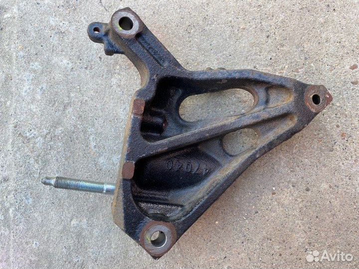 Кронштейн подушки двигателя передний правый Toyota