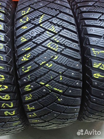 Goodyear UltraGrip Ice 215/65 R16 98T