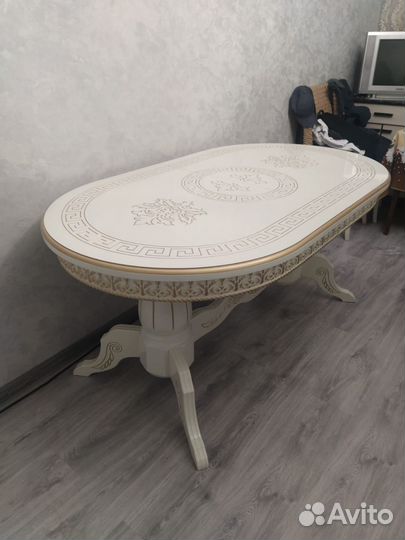 Стол на лапке Версаче