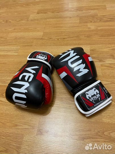 Боксёрские перчатки Venum