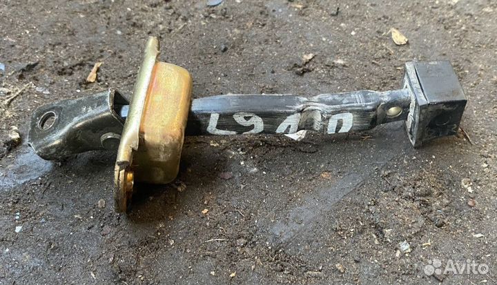 Ограничитель двери передней левой Mitsubishi Lance