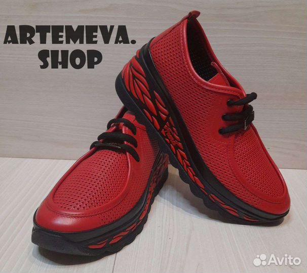 Кроссовки женские