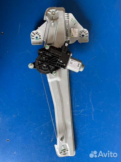 Стеклоподъемник правый задний Hyundai Tucson 4 202