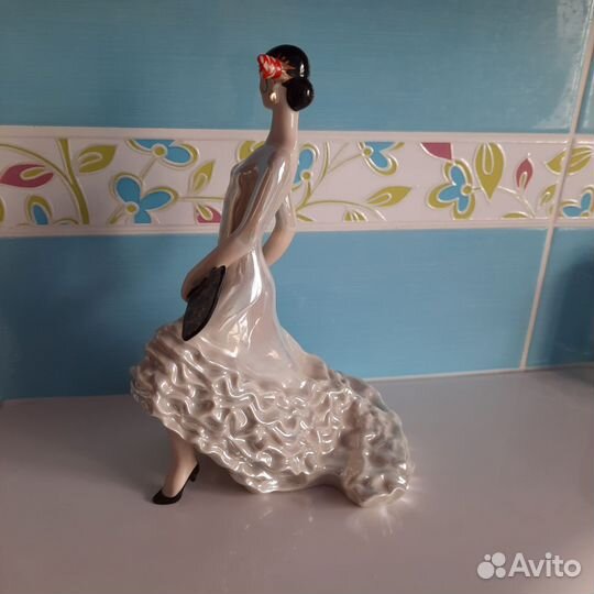 Фарфоровая статуэтка 