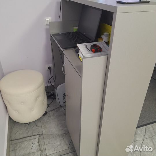 Стойка на ресепшн, журнальный столик, диван