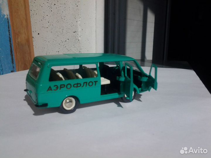 Модель автомобиля RAF 2203 