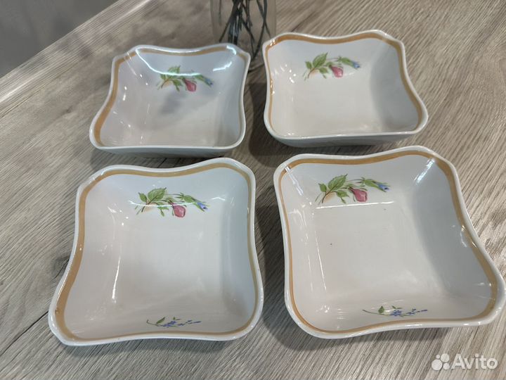 Салатник фарфоровый четыре штуки