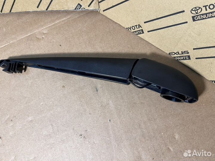 Задний поводок дворника Toyota Fortuner 2