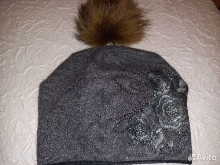Шапка женская вязанная с вышивкой