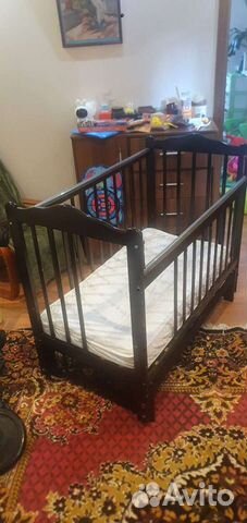 Детская кроватка с маятником