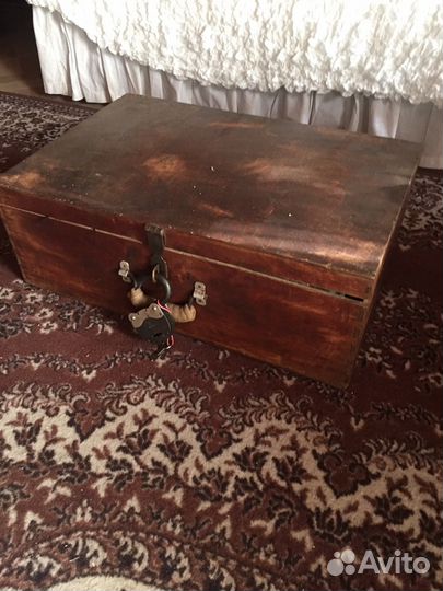 Чемодан деревянный, прялка старинные