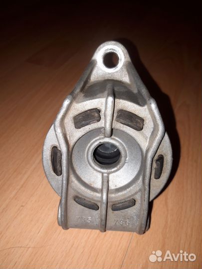 Опора двигателя задняя.Опель Астра H