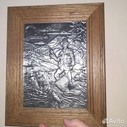 Картина в дубовой раме. Олово.Рыбак