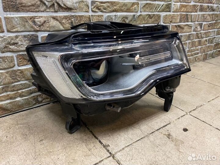 Фара правая Jeep Grand Cherokee