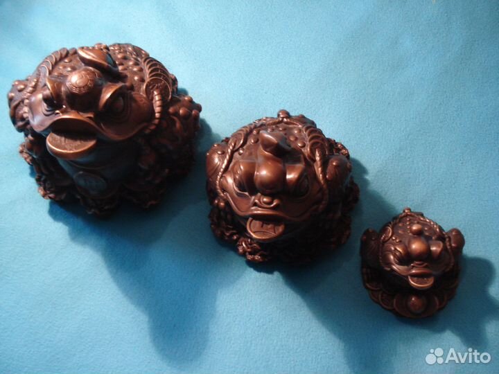 Три крупных Денежные Жабы с Монетками Благосостоян