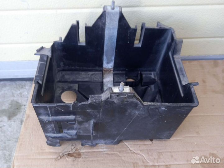 Форд фьюжен - площадка аккумулятора