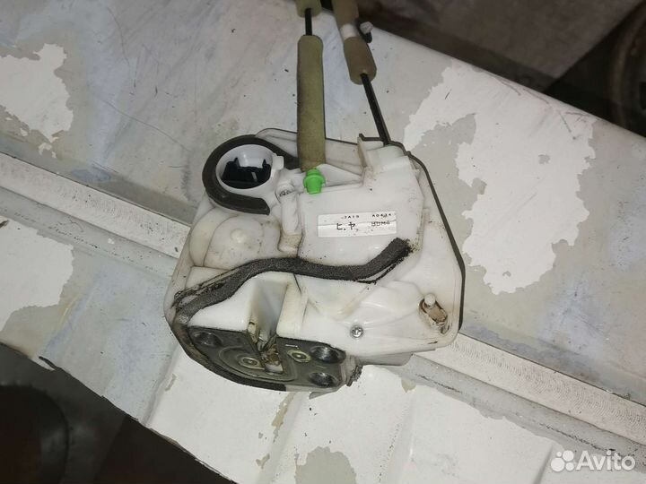 Замок двери задний левый Mazda 3 BL