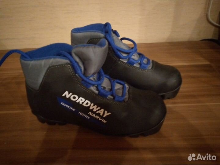 Коньки фигурные детские и лыжные ботинки