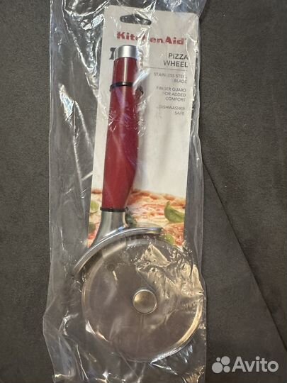 Пиццерезка и мерные ложки KitchenAid