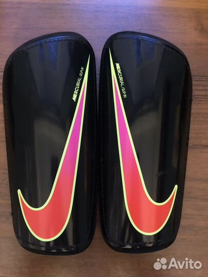 Футбольные щитки Nike