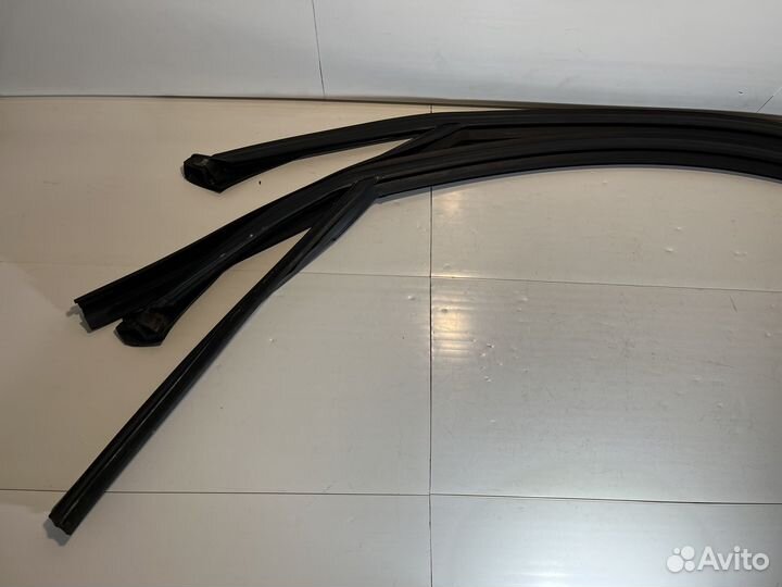 Уплотнитель стекла двери передний левый BMW E90