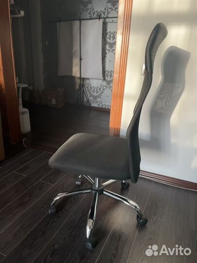 Компьютерное кресло на колесиках