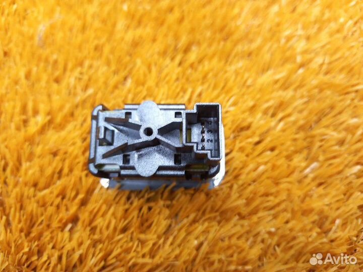 Кнопка открывания багажника Mercedes-Benz E-Class