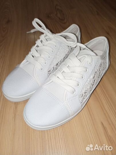 Кеды с ажурной вставкой