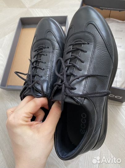 Кроссовки женские