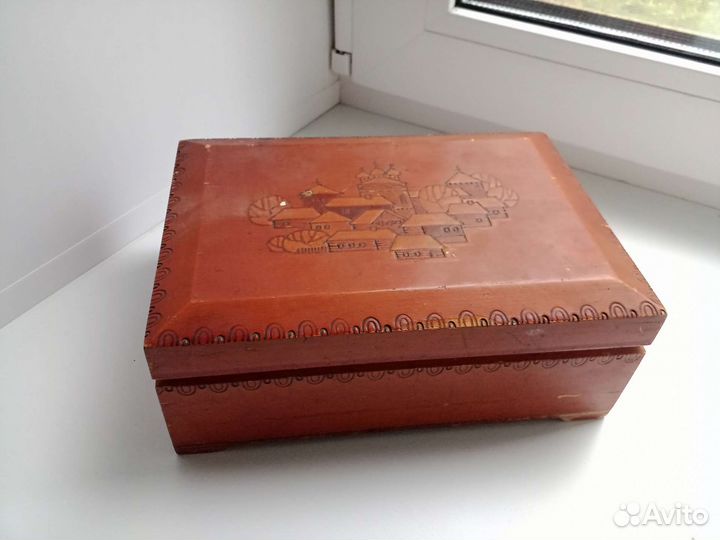 Деревянная шкатулка