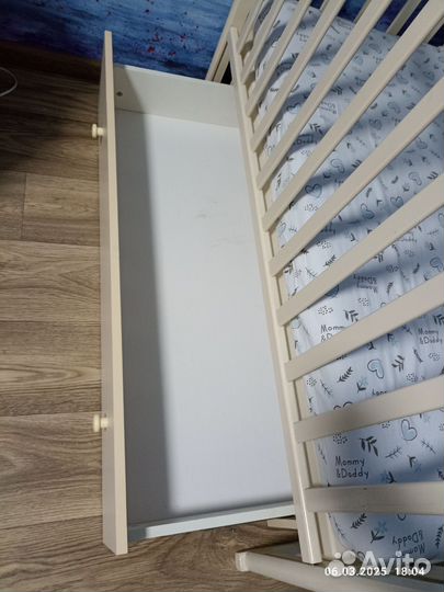 Детская кроватка с маятником